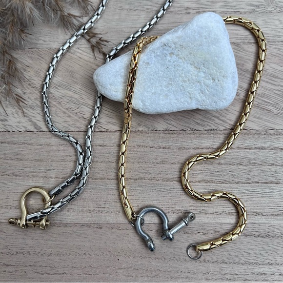 Salomé Carabiner Necklace - Picture 11 of 13